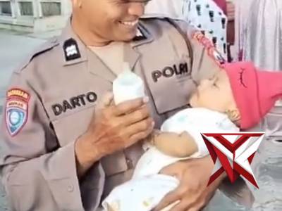 memberikan pertolongan dengan memberikan bantuan menggendong balita, saat ibunya salat ied