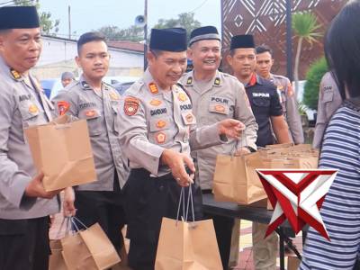 KAPOLRES BERSAMA PJU DAN ANGGOTA BERBAGI TAKJIL UNTUK WARGA NGAWI