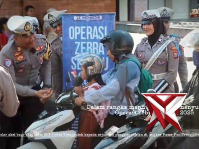 Dukung Operasi Zebra Semeru 2025, Polres Trenggalek Bagikan Puluhan Helm Gratis