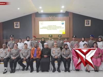 Pimpin Sidang BP4R, Wakapolres Mimika Beri Pembekalan bagi 6 Pasangan Personel di Aula Mile 32