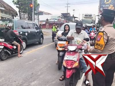 Polsek Talun Polres Blitar Berbagi Takjil - PoliceTube