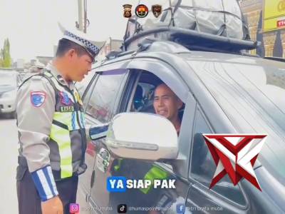 Personil Polres Muba Memberikan Imbauan Kepada Pemudik Terkait Arus Balik Mudik Lebaran