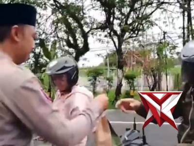 Day 13, Satlantas Polres Magetan Membagikan Takjil di depan Mako Polres Magetan di Bulan Suci Ramadh