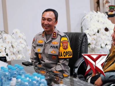 Menjemput Kemuliaan dalam Pengabdian: Momen Khusyuk Kapolda Sumsel & UAS di Masjid Assa&rsquo;adah

Suasan