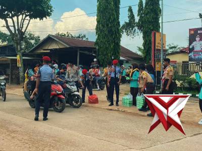 Kapolsek Bengalon melaksanakan kegiatan berbagi takjil bersama SMKN 1 Bengalon