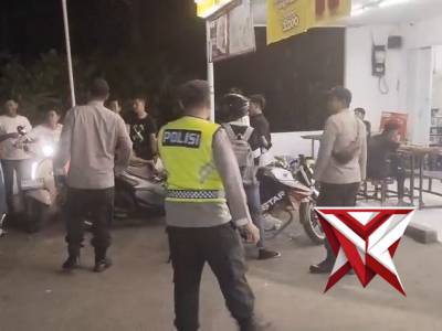 Personil polres OKI memberikan Himbauan kepada Masyarakat