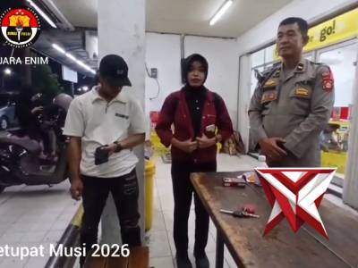 Teriakan &ldquo;Pak Polisi Tolong!&rdquo; Pecah di Minimarket, HP yang Hilang di Dasbor Motor Akhirnya Kembali!