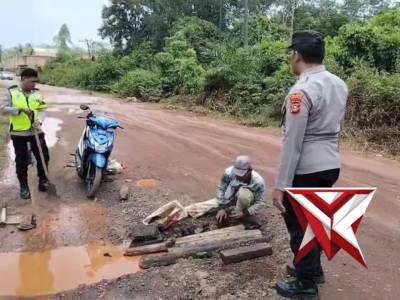 Gotong royong perbaikan jalan