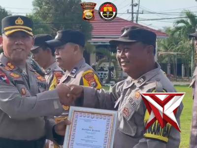 Pemberian reward kepada anggota bhabinkamtibmas yang berdedikasi tinggi oleh Kapolres Seluma