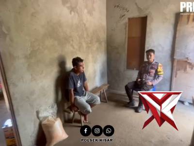 Bhabinkamtibmas polsek kisar melaksanakan giat sambang kepada masyarakat desa purpura