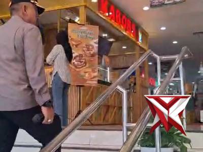 Polsek Bojongsoang melaksanakan patroli jalan kaki di pusat keramaian dan area perbelanjaan