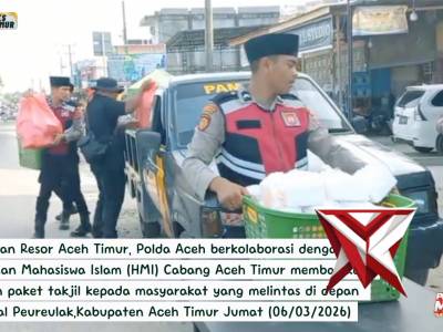 Polres Aceh Timur bersama HMI bagikan 500 paket takjil di kecamatan Peureulak