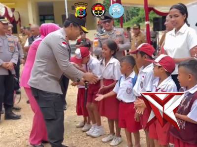 Kapolda NTT Berbagi Tali Asih Saat Meresmikan Pospol Umbu Ratu Ngay Barat