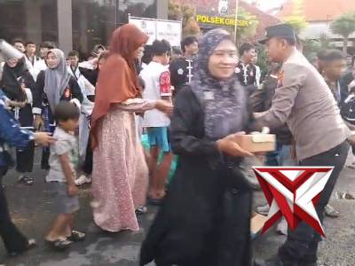 Kegiatan pembagian takjil