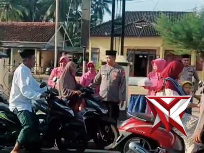 Polsek Gapura berbagi takjil