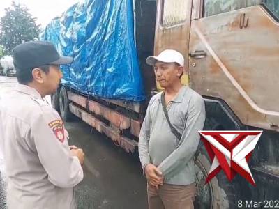 Giat Patroli KRYD berikan himbauan kepada sopir terkait pembatasan jam operasional truk