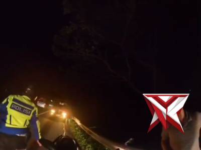 Sat lantas polres subang mengevakuasi kendaraan yang mogok