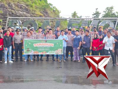 Tebar Kepedulian di Bulan Ramadan, Kapolres Boalemo dan Jajaran Bagikan 350 Paket Takjil