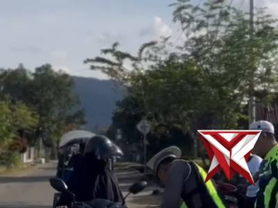 Satlantas menyapa, pembagian takjil ke pengguna jln,