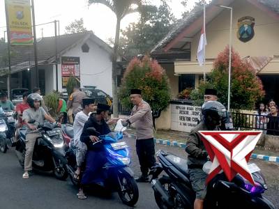 POLSEK CURAHDAMI MELAKSANAKAN PEMBAGIAN TANJIL DI DEPAN MAPOLSEK CURAHDAMI