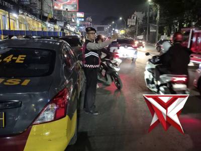 QR POLSEK SUKASARI POLRESTABES BANDUNG LAKUKAN GIAT RUTIN YANMAS MALAM BANDUNG LAUTAN BIRU
