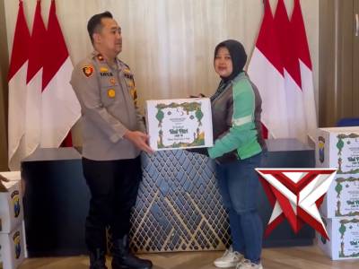 Polsek Pakisaji, Pendistribusian Parcel Lebaran Kepada Ojek Online Kamtibmas Polres Malang - PoliceTube