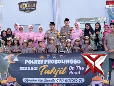 Berbagi Berkah Ramadan, Polres Probolinggo Bersama Bhayangkari dan Pocil Bagikan Takjil