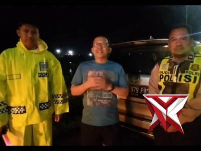 RESPON CEPAT POLRES NGAWI MEMBANTU MASYARAKAT YANG MENGALAMI PECAH BAN MOBIL