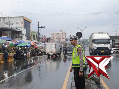 Briptu Elton Pujo Menyampaikan live report sore hari di Jalan Raya Lawang Kec. Lawang Kab. Malang