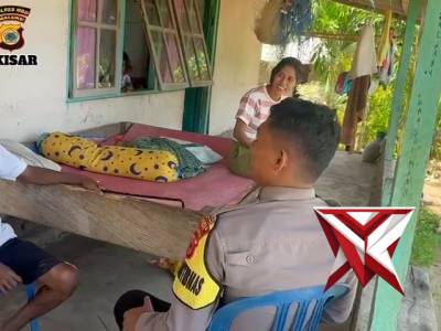 Bhabinkamtibmas polsek kisar sambang salah satu rumah warga binaannya