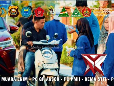 Kapolres Muara Enim Bersama OKP dan Mahasiswa Bagikan Takjil kepada Pengguna Jalan