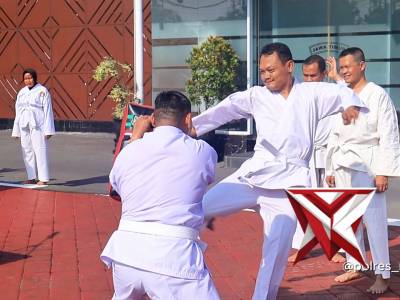 Latihan rutin beladiri Polri di lapangan Satya Haprabu Polres Ngawi.