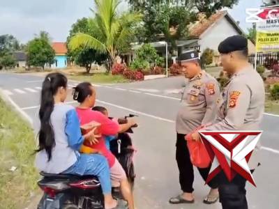 polsek bp. peliung melaksanakan bagi takjil di bulan suci ramadan - PoliceTube