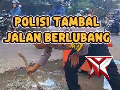 Polsek Dayeuhkolot melaksanakan kegiatan penambalan jalan berlubang di wilayah hukumnya - PoliceTube