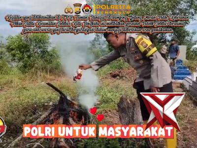 Sambut Hari Besar Keagamaan, Polsek Selebar dan Ahli Waris Bersihkan TPU Taman Bahagia