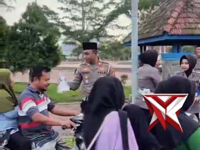 9.13 SatLantas Polres Muba Melaksanakan Berbagi Takjil Kepada Masyarakat