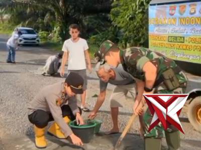 CEGAH LAKALANTAS,  POLRES MUSI RAWAW POLSEK JAYALOKA TAMBAL JALAN BERLUBANG