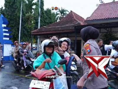 Polres Kediri Kota Bersama Bhayangkari dan HDCI Bagikan Paket Sembako dan Takjil di Bulan Ramadhan 1