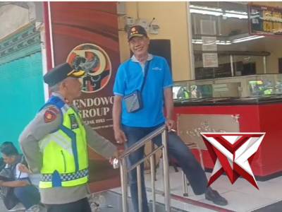Kapolsek Warujayeng Patroli Jalan Kaki - PoliceTube