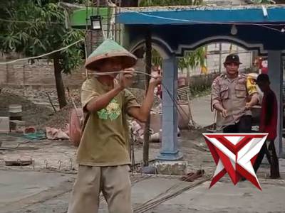 KANIT BINMAS DAN BHABINKAMTIBMAS DESA BESAH IKUT BERPARTISIPASI PEMBANGUNAN RENOVASI MASJID