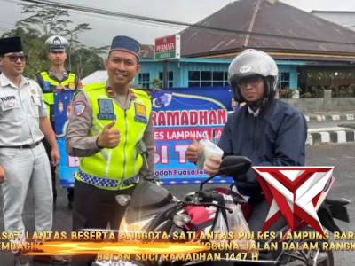 Sat Lantas Polres Lampung Barat berbagi Takjil di Bulan Ramadhan