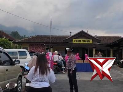 Polsek Plaosan berbagi takjil gratis kepada masyarakat dan pengguna jalan sebagai bentuk kepedulian