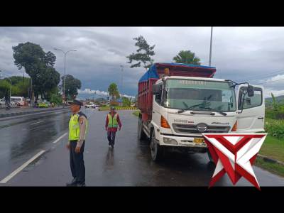 Akibat adanya satu unit truk yang mengalami kendala teknis (mogok) di badan jalan Kec. Lawang