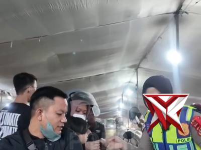 Di tengah arus mudik yang mulai memadati jalur penyeberangan, kepedulian hadir dalam bentuk sederhan