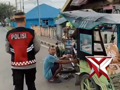 Kapolres Pulau Morotai Pimpin Bagi Takjil Kepada Pengendara Jelang Buka Puasa