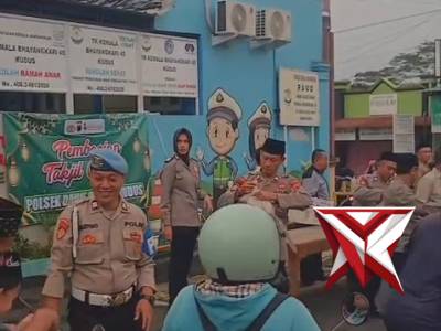 Pembagian Takjil Gratis Polsek Dawe Polres Kudus - PoliceTube
