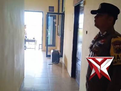 Mendengarkan lagu Indonesia Raya - PoliceTube