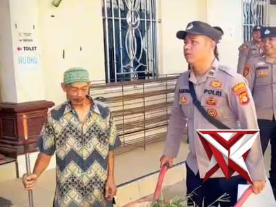 Anggota polri bersama masyarakat gotong royong pembersihan masjid