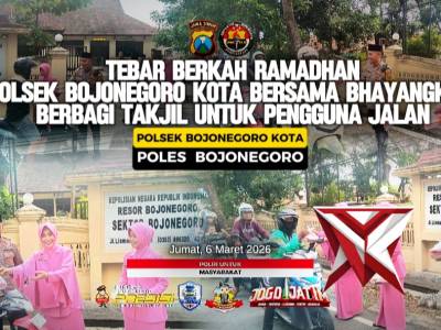 Tebar Berkah Ramadhan Polsek Bojonegoro Kota Bersama Bhayangkari Berbagi Takjil untuk Pengguna Jalan