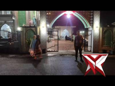 Polisi Jaga Lingkungan Masjid Saat Ibadah Malam - PoliceTube